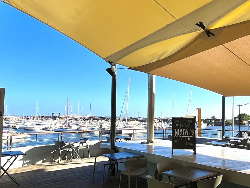 Le comptoir de la terrasse et l'ardoise du Spot, devant les bateaux du port de Saint-Pierre